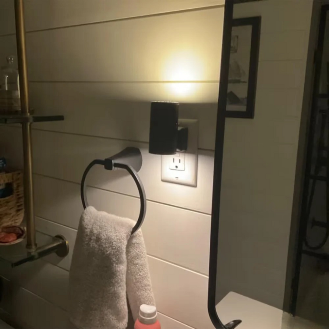 Chytré LED noční světlo se senzorem den/noc a plynulým stmíváním – řešení Plug & Play do domácnosti