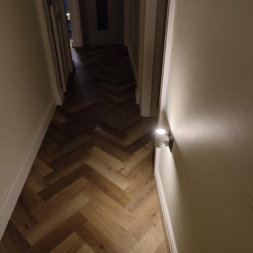 Chytré LED noční světlo se senzorem den/noc a plynulým stmíváním – řešení Plug & Play do domácnosti