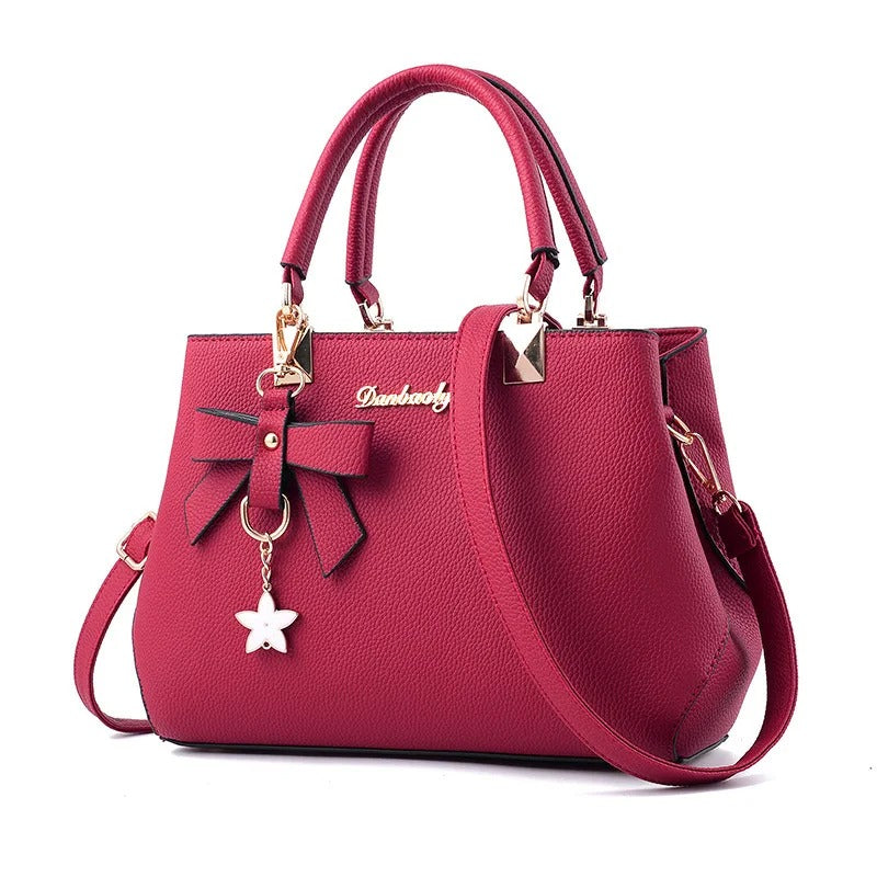 Dámská crossbody kabelka s květinovým přívěskem