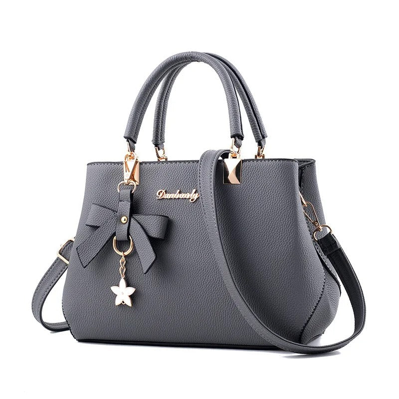 Dámská crossbody kabelka s květinovým přívěskem