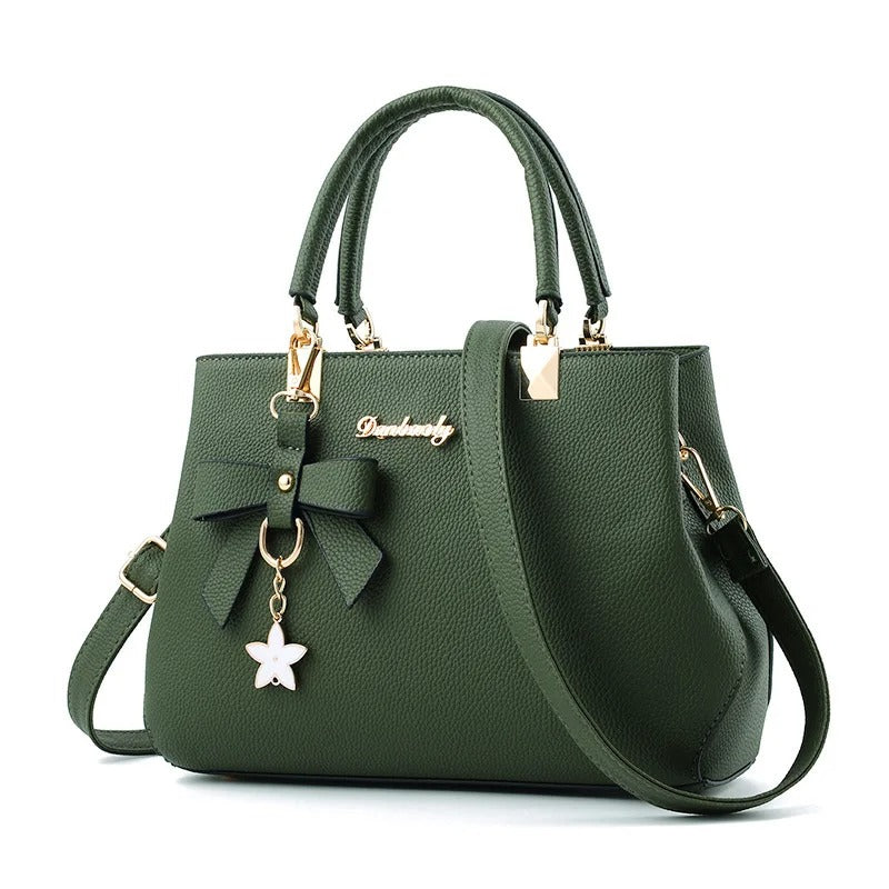 Dámská crossbody kabelka s květinovým přívěskem