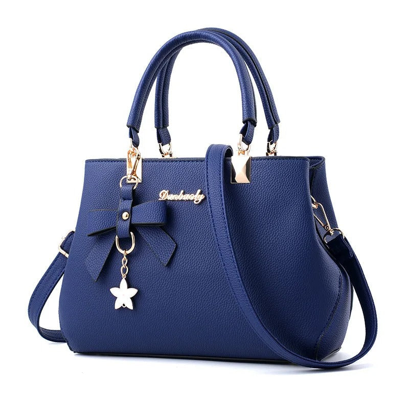 Dámská crossbody kabelka s květinovým přívěskem