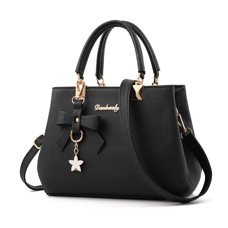 Dámská crossbody kabelka s květinovým přívěskem