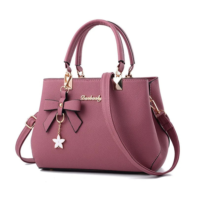 Dámská crossbody kabelka s květinovým přívěskem