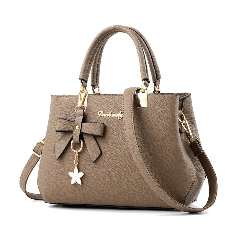 Dámská crossbody kabelka s květinovým přívěskem
