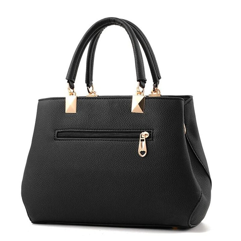 Dámská crossbody kabelka s květinovým přívěskem