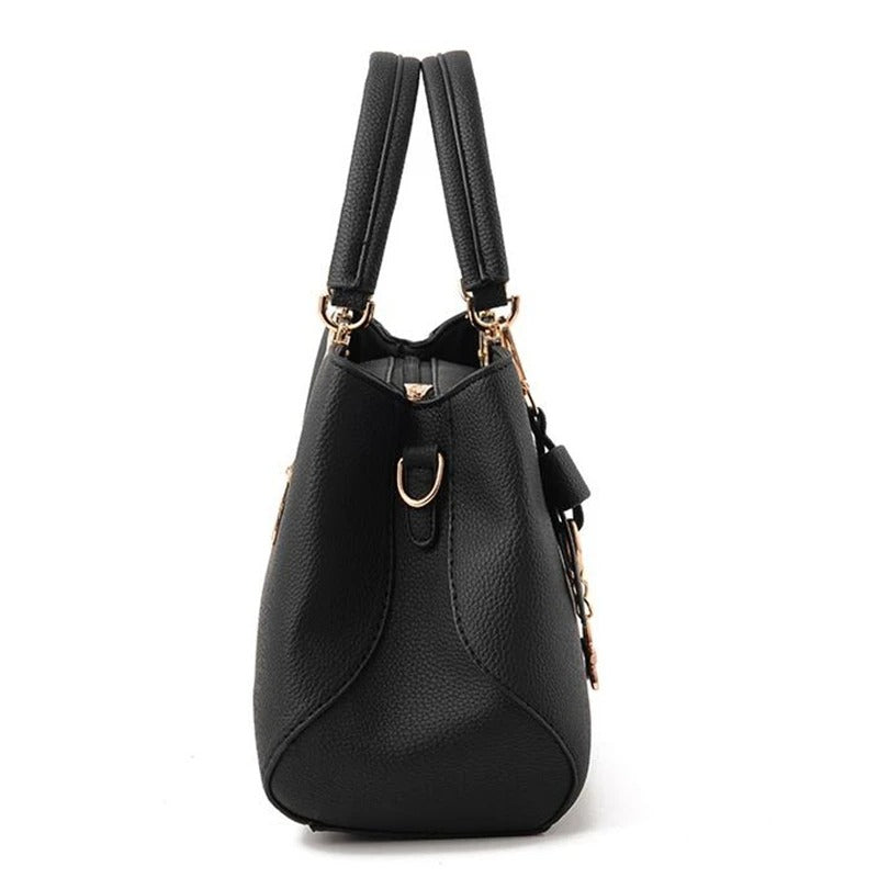 Dámská crossbody kabelka s květinovým přívěskem
