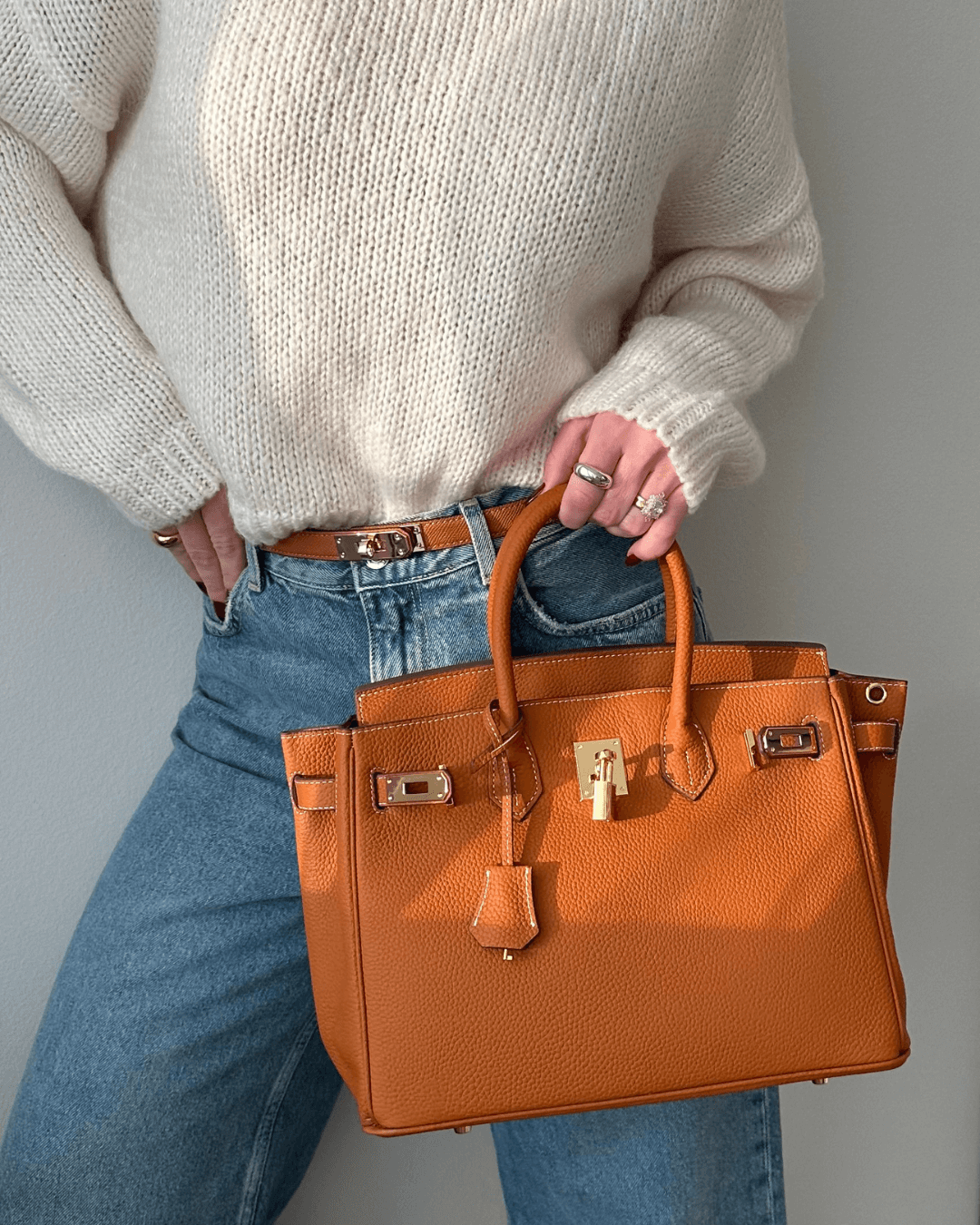Dámská kožená kabelka přes rameno v elegantním nadčasovém designu