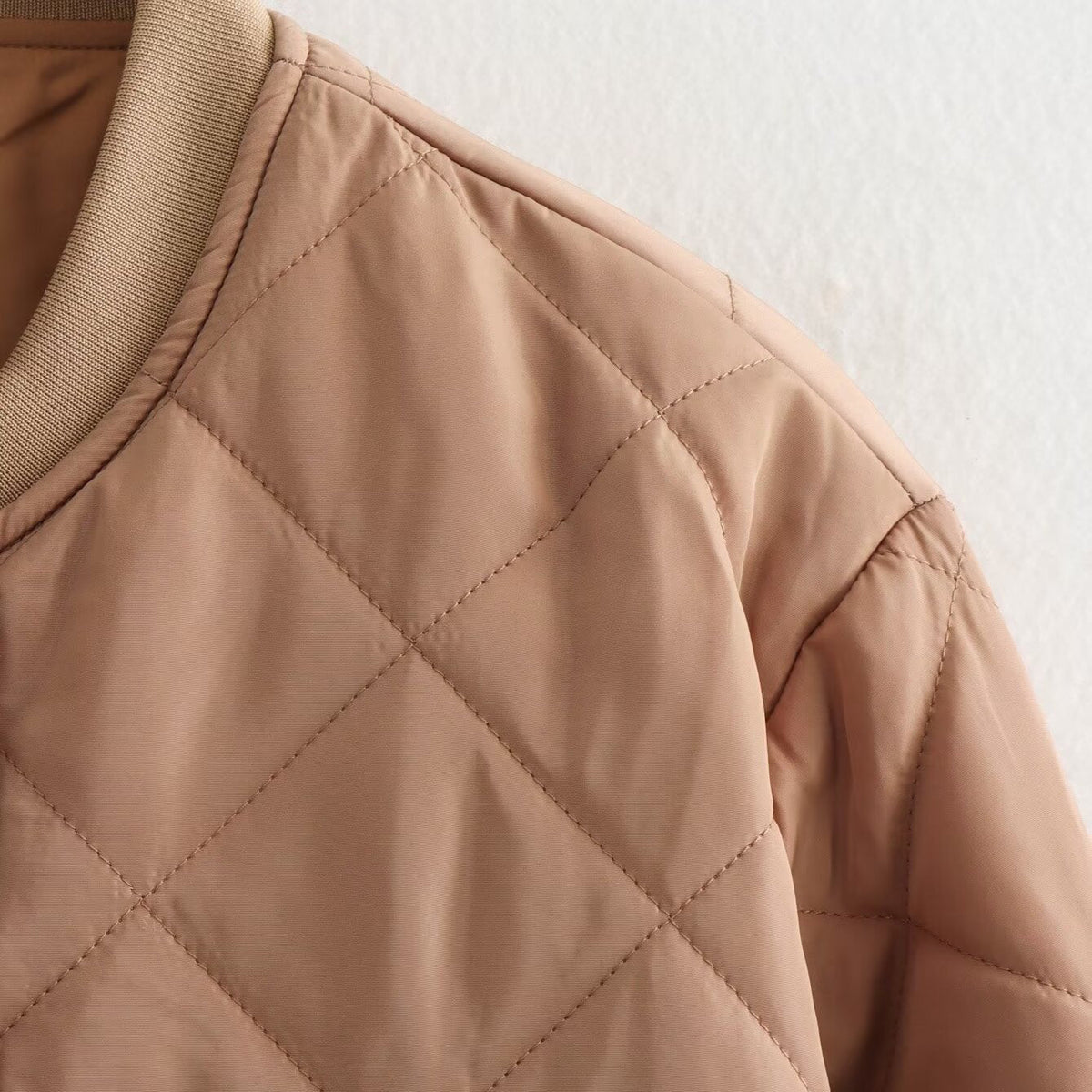 Dámská prošívaná polyesterová bunda bomber | Stylové zkrácené zimní svrchní oblečení