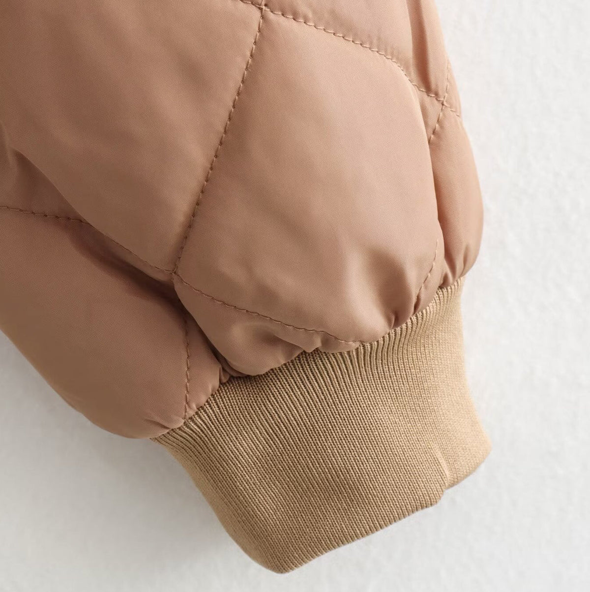 Dámská prošívaná polyesterová bunda bomber | Stylové zkrácené zimní svrchní oblečení