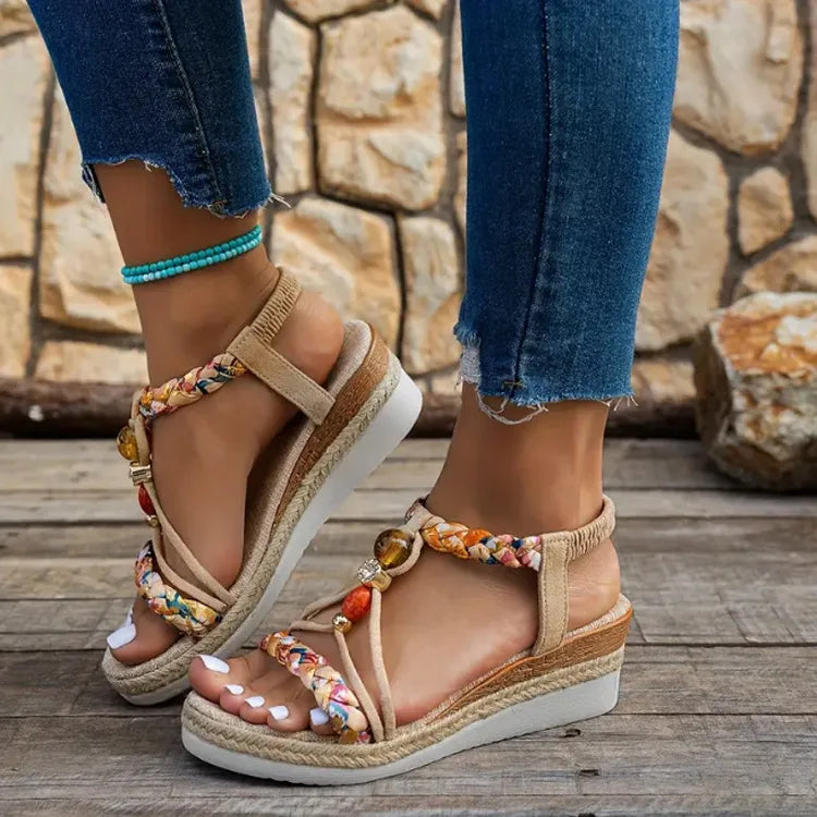 Dámské letní sandály na klínku v boho stylu