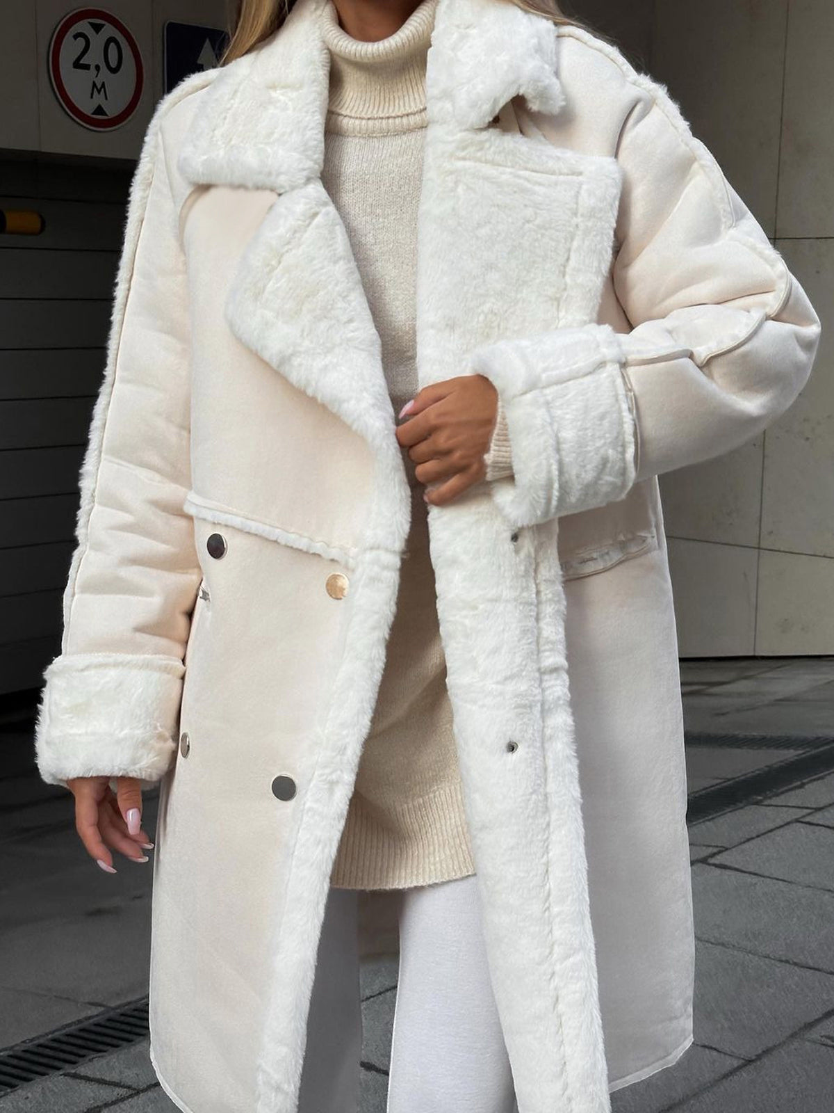 Dámský dlouhý kabát oversized s kožíškem
