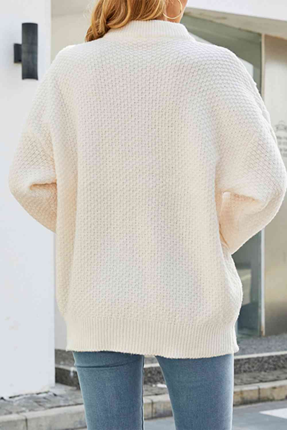 Dámský oversized svetr s copánkovým vzorem