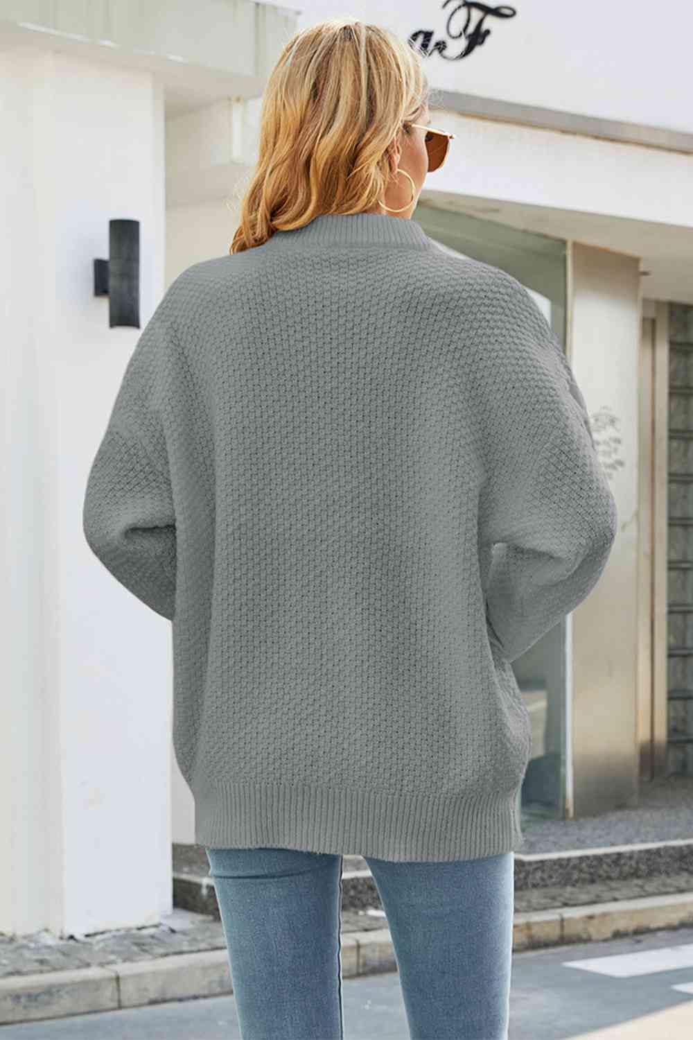 Dámský oversized svetr s copánkovým vzorem