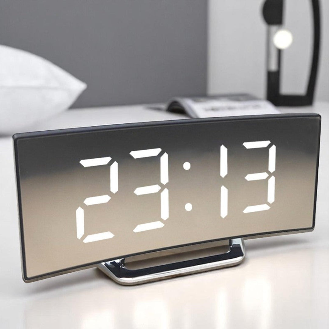 Digitální LED budík s prohnutou obrazovkou a automatickým osvětlením