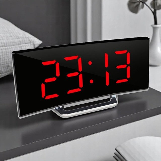 Digitální LED budík s prohnutou obrazovkou a automatickým osvětlením