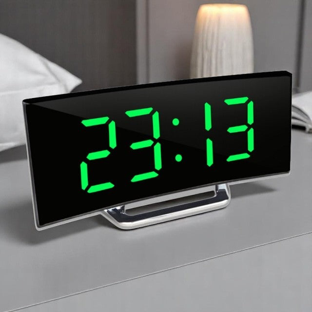 Digitální LED budík s prohnutou obrazovkou a automatickým osvětlením