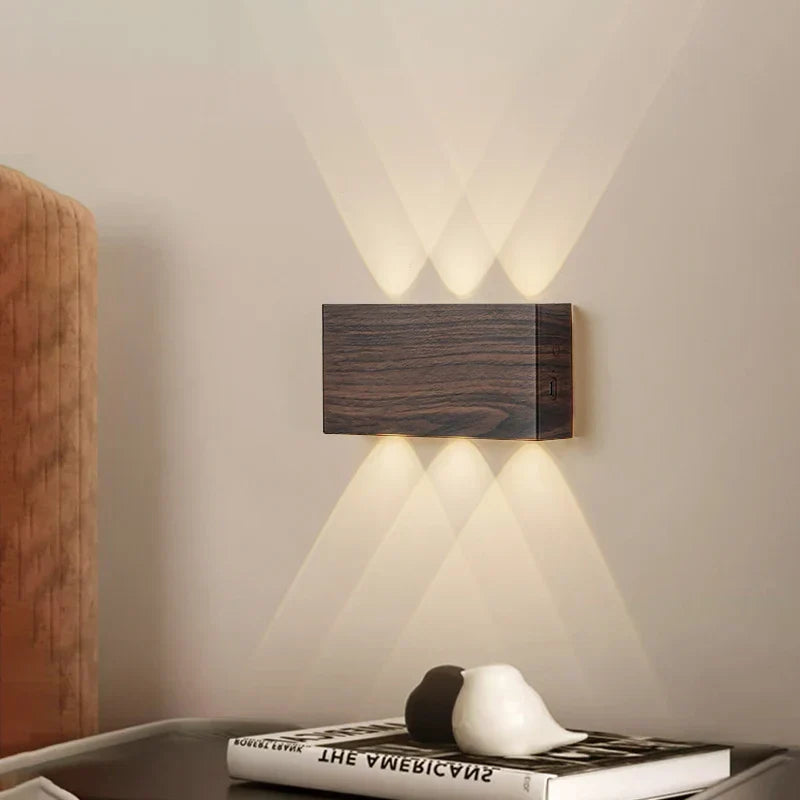 Dobíjecí nástěnné svítidlo | Minimalistický design s texturou dřeva