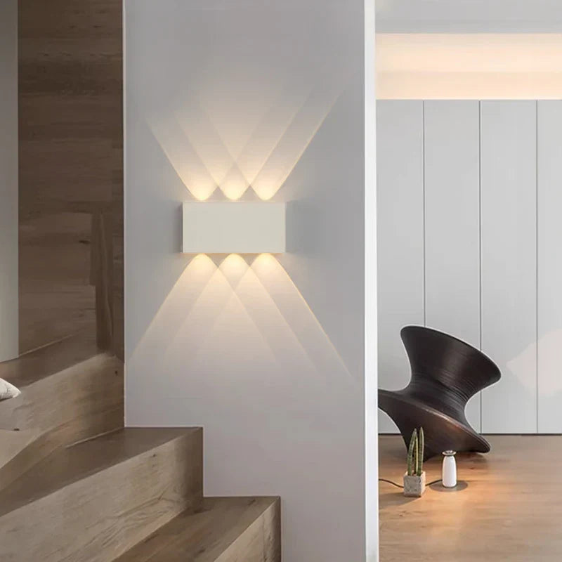 Dobíjecí nástěnné svítidlo | Minimalistický design s texturou dřeva