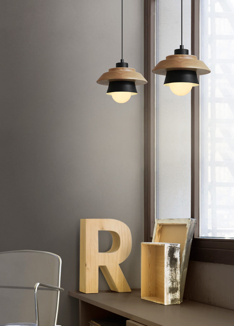 Dřevěné závěsné svítidlo v severském přírodním designu