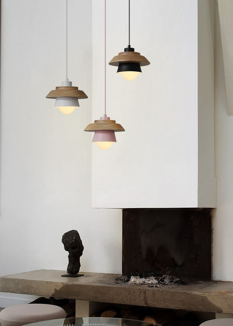 Dřevěné závěsné svítidlo v severském přírodním designu