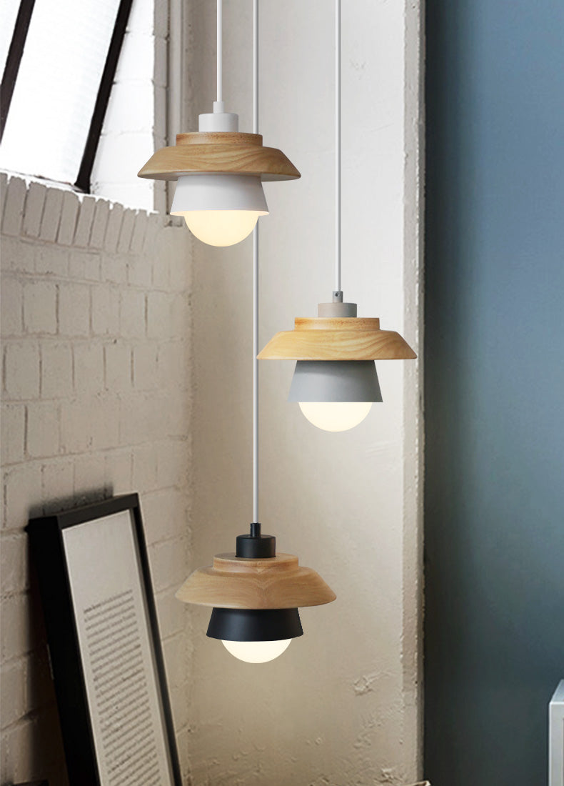 Dřevěné závěsné svítidlo v severském přírodním designu