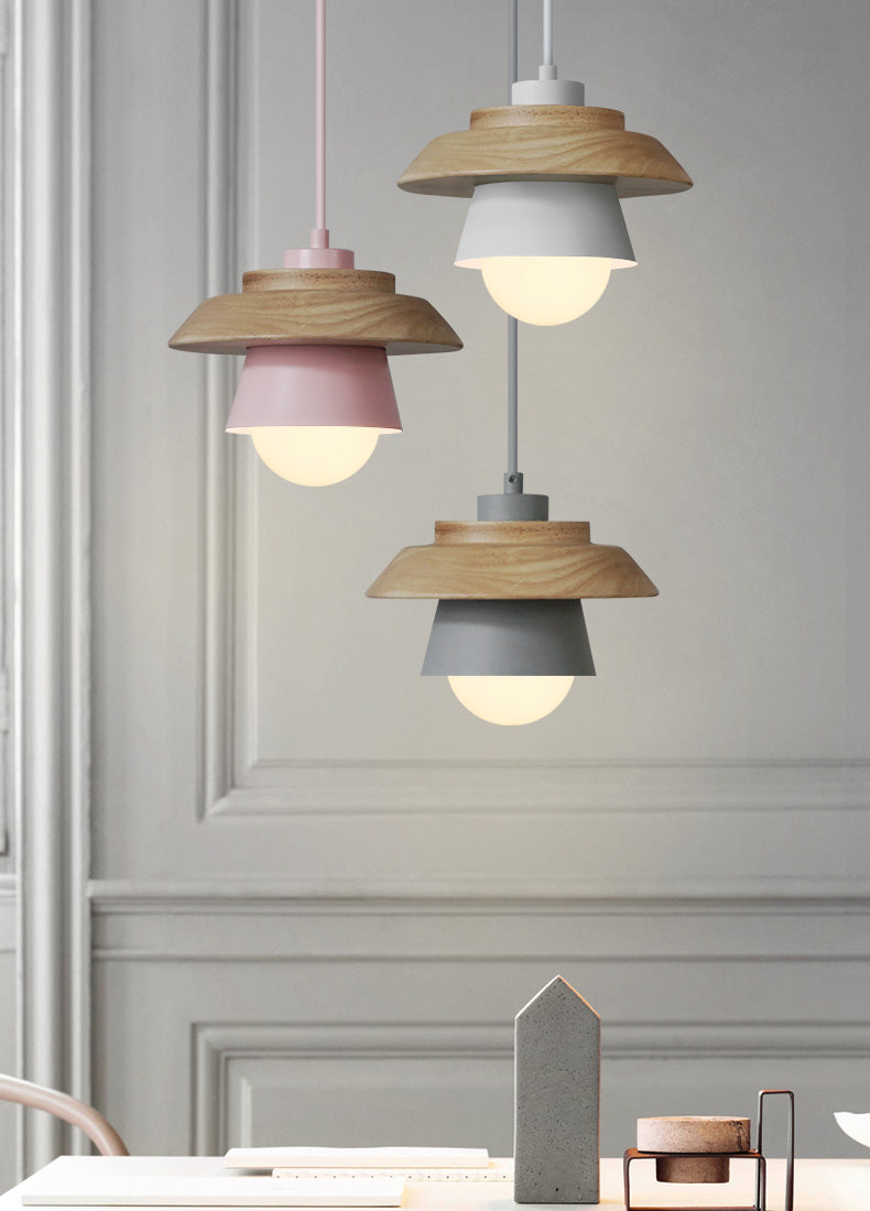 Dřevěné závěsné svítidlo v severském přírodním designu