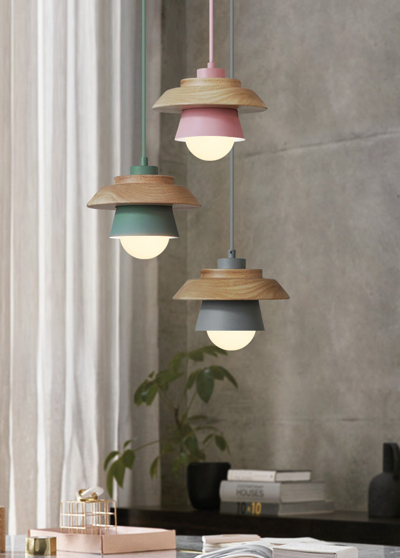 Dřevěné závěsné svítidlo v severském přírodním designu
