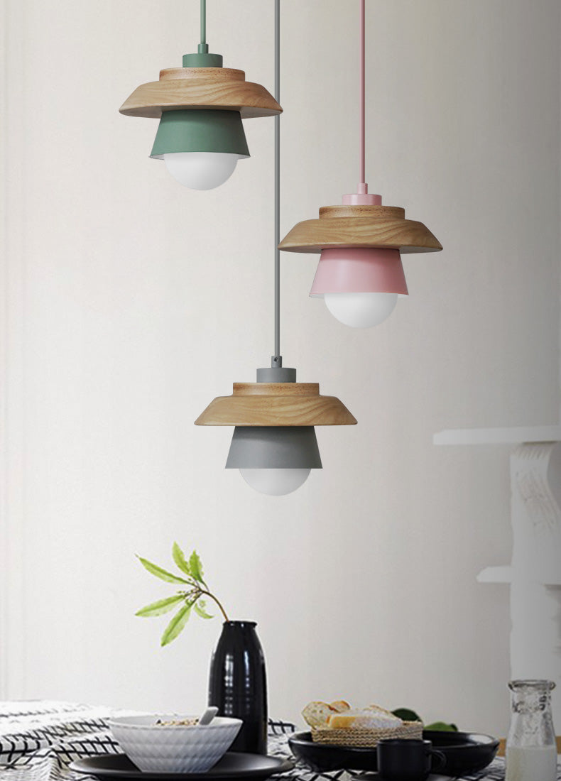 Dřevěné závěsné svítidlo v severském přírodním designu