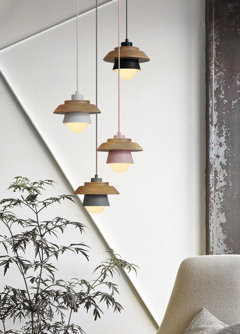Dřevěné závěsné svítidlo v severském přírodním designu