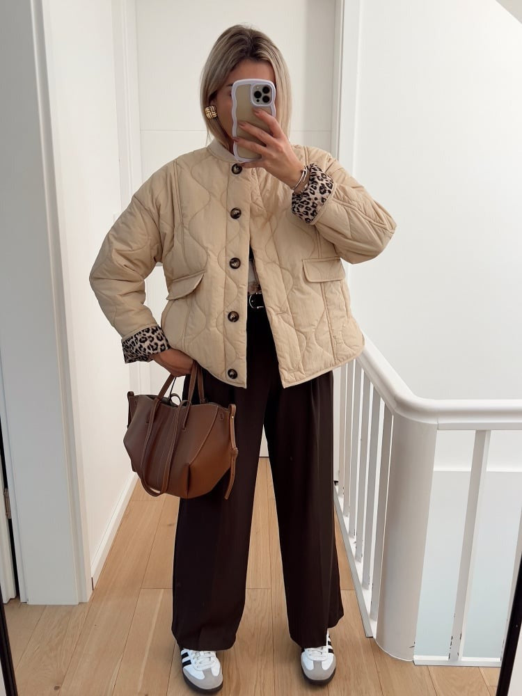 Elegantní bunda s levhartí podšívkou - šik a moderní