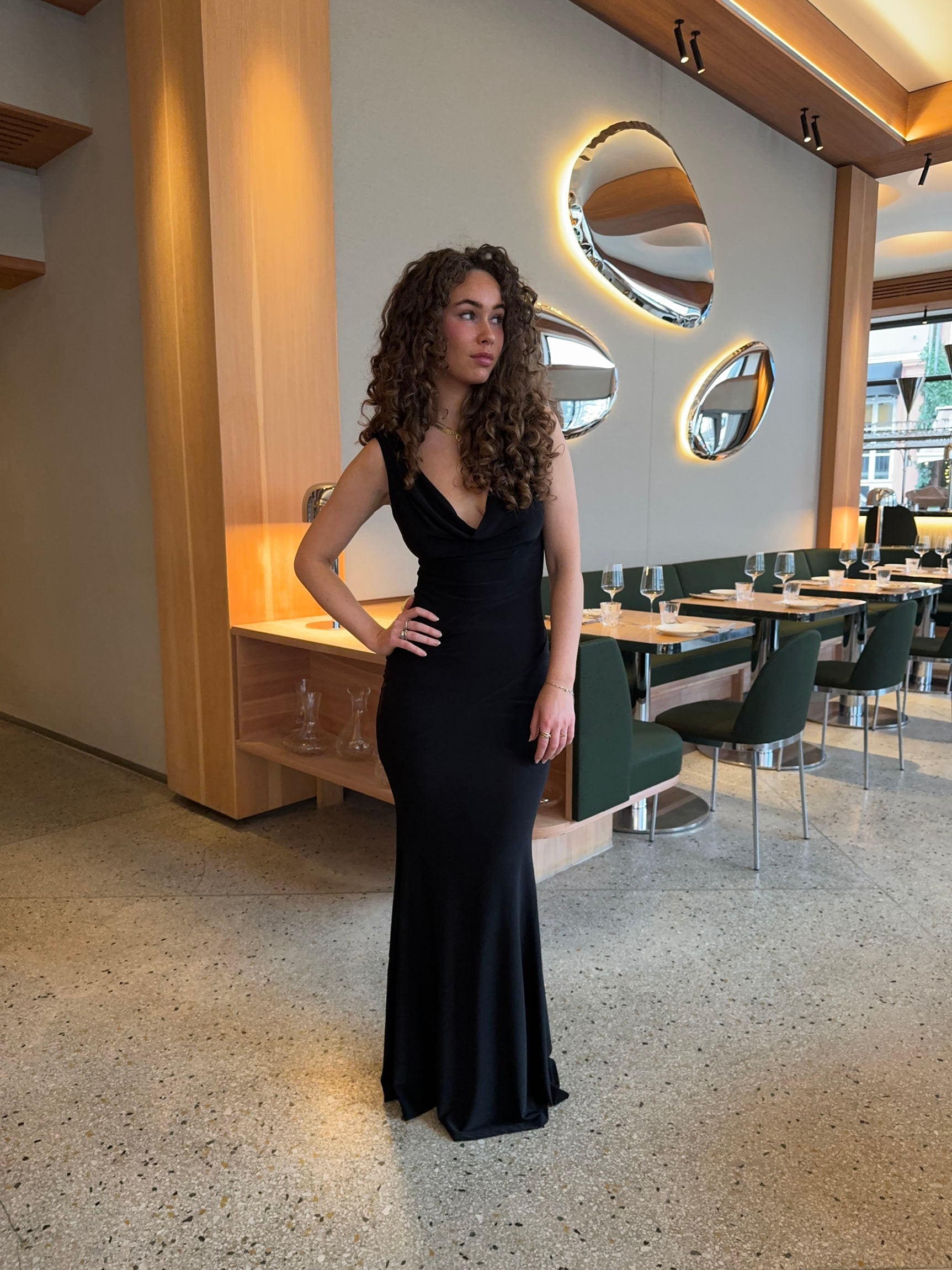 Elegantní dámské maxi šaty s rozparkem a přiléhavým střihem