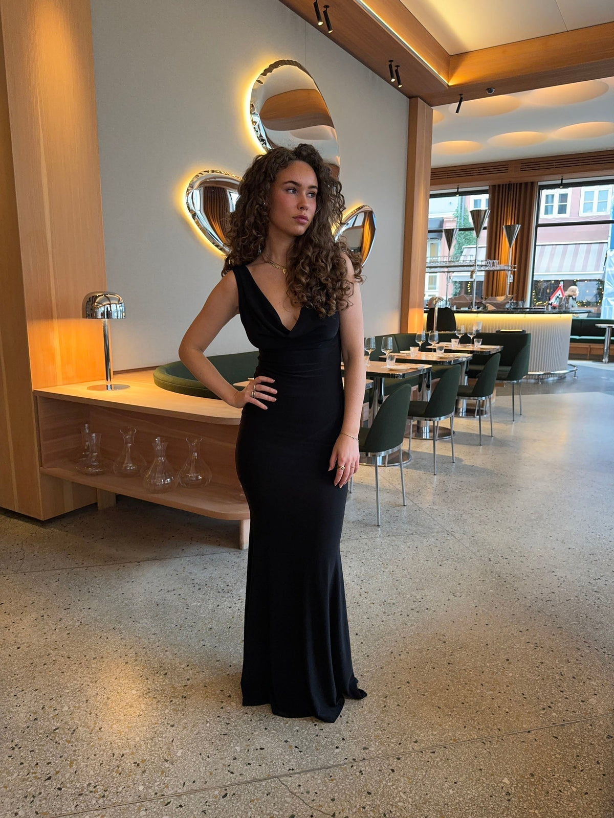 Elegantní dámské maxi šaty s rozparkem a přiléhavým střihem