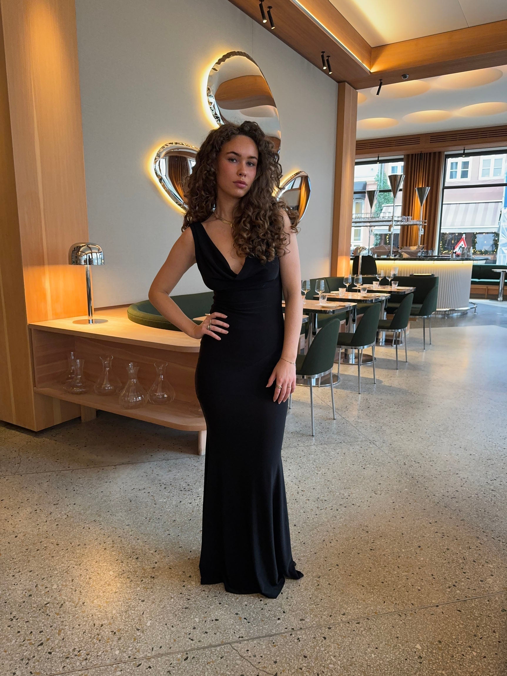 Elegantní dámské maxi šaty s rozparkem a přiléhavým střihem