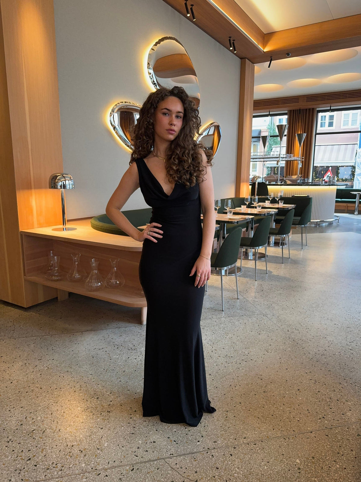 Elegantní dámské maxi šaty s rozparkem a přiléhavým střihem