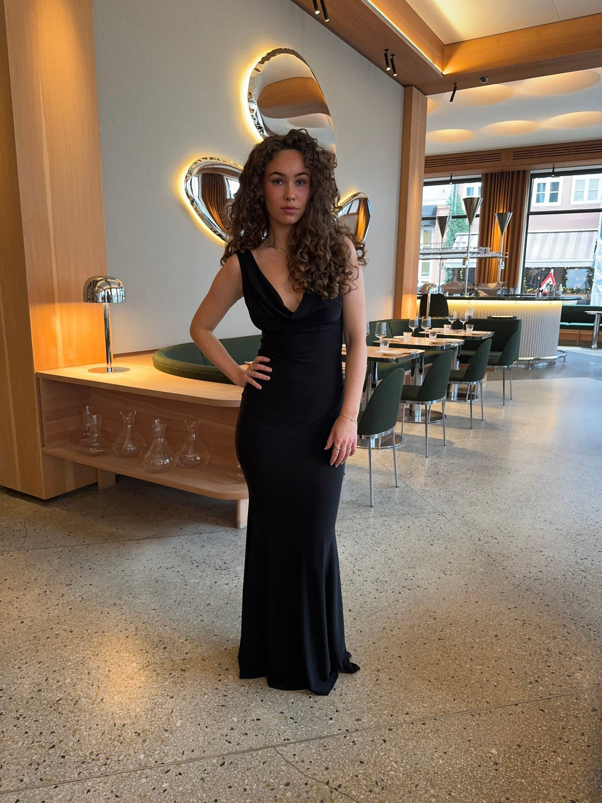 Elegantní dámské maxi šaty s rozparkem a přiléhavým střihem