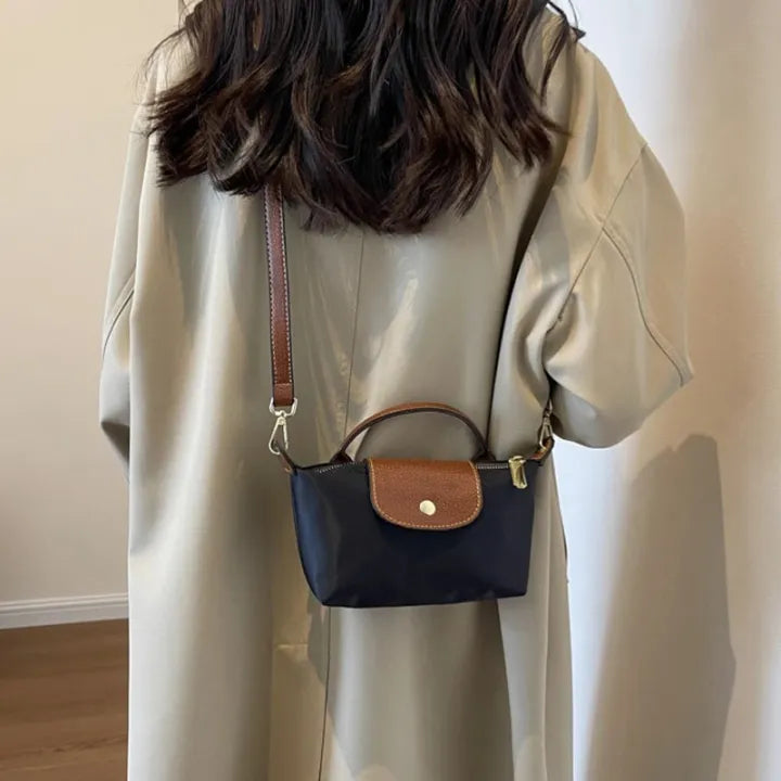 Elegantní malá crossbody kabelka s univerzálním designem a nastavitelným popruhem