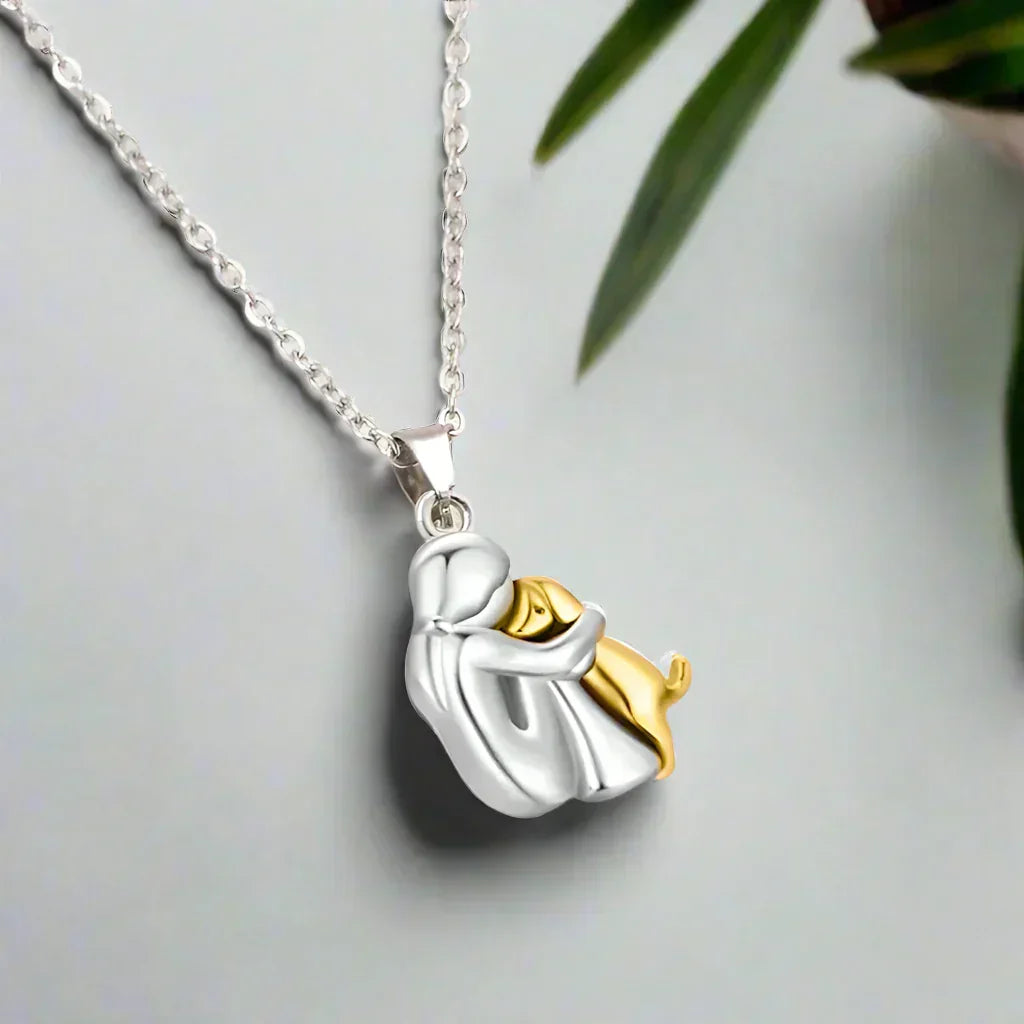Elegantní přívěsek na řetízku Objetí – stylový šperk