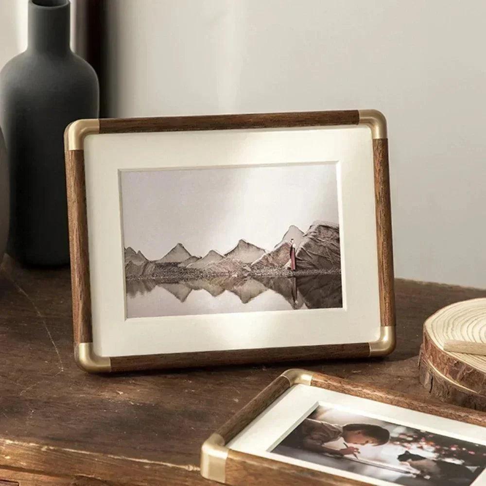Elegantní vintage fotorámeček z masivního dřeva na stůl