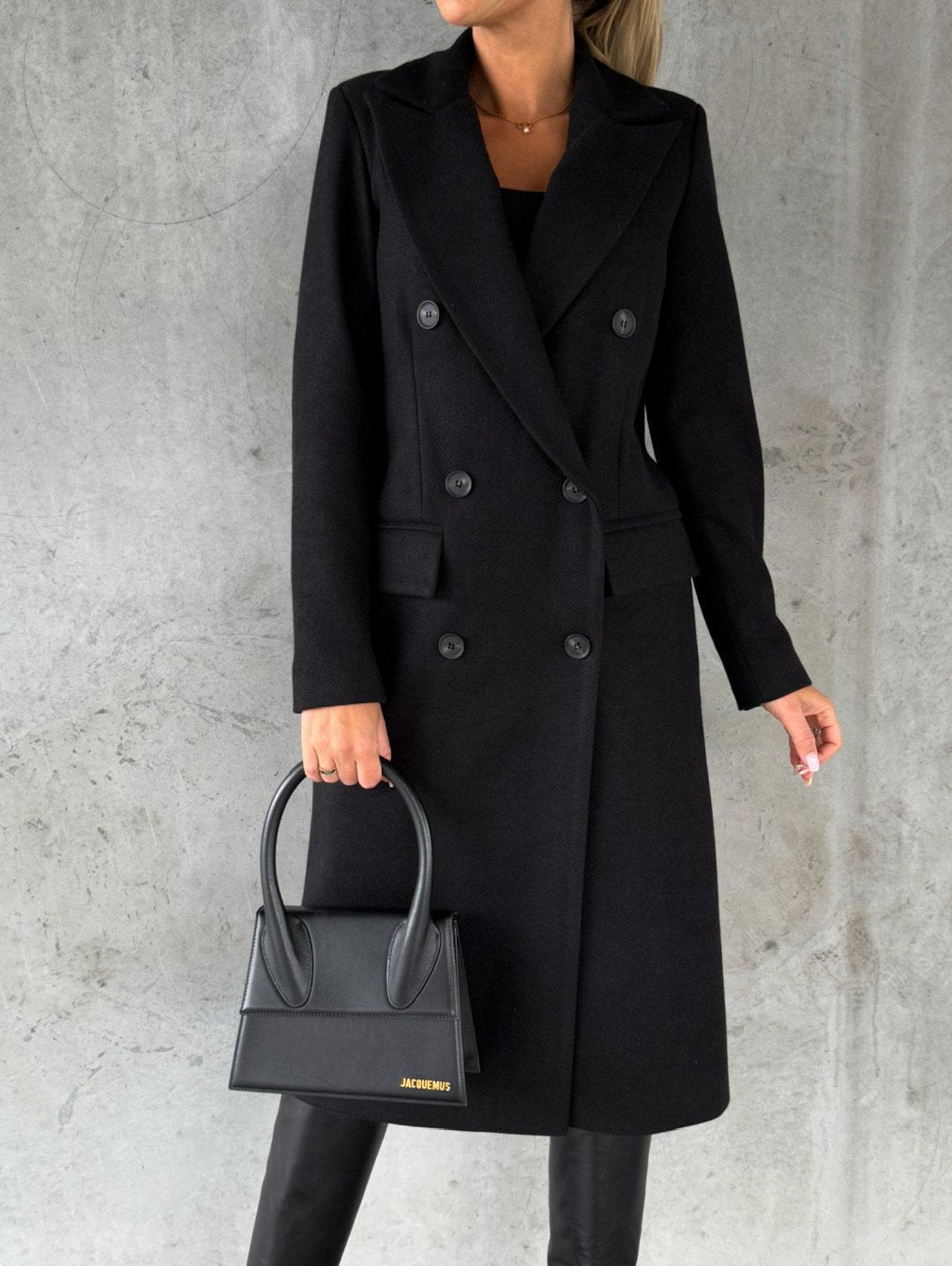 Elegantní zimní kabát se stylovým a hřejivým designem