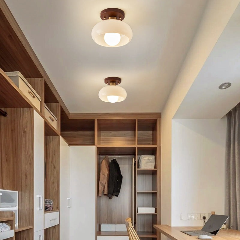 Francouzské stropní svítidlo Bauhaus – teplé atmosférické světlo s dřevěným detailem