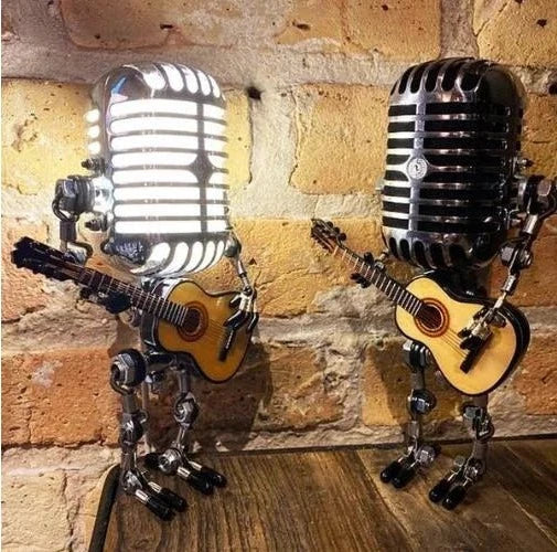 Lampa ve tvaru robota s mikrofonem a kytarou s černým napájecím kabelem