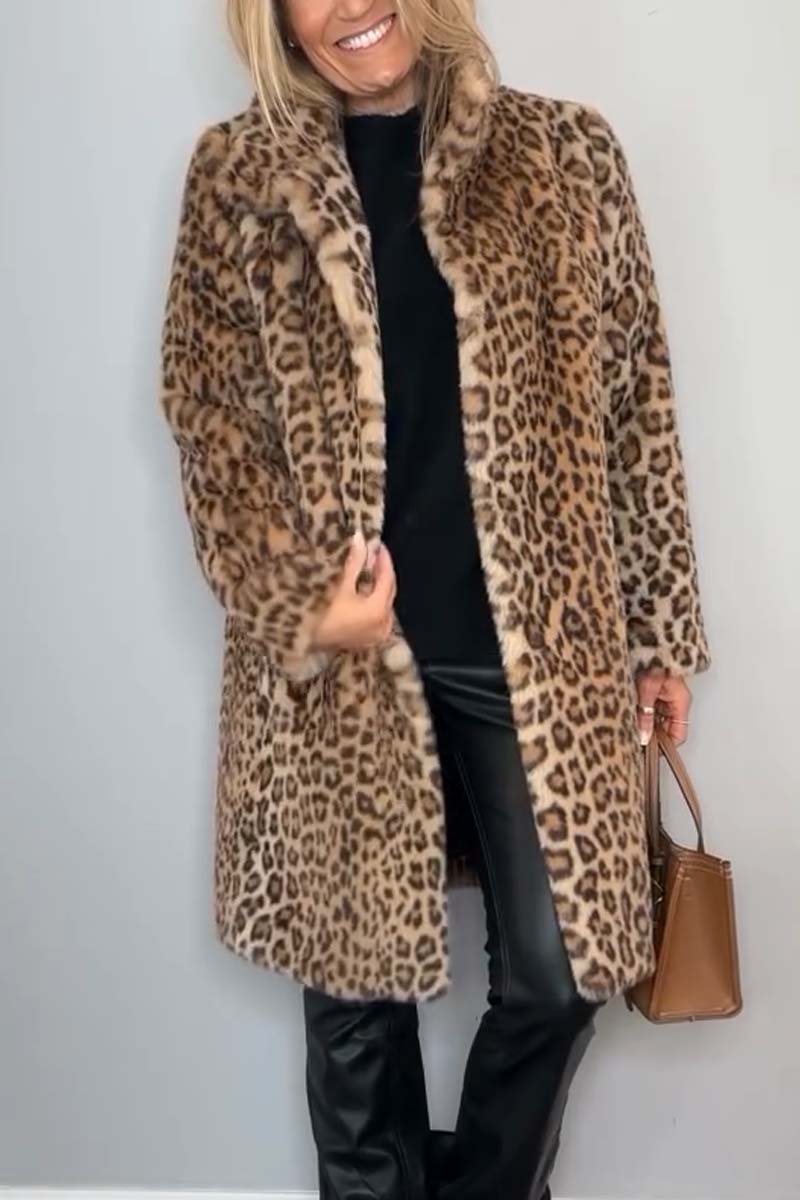 Luxusní dámský kabát s leopardím vzorem a vypasovanou siluetou