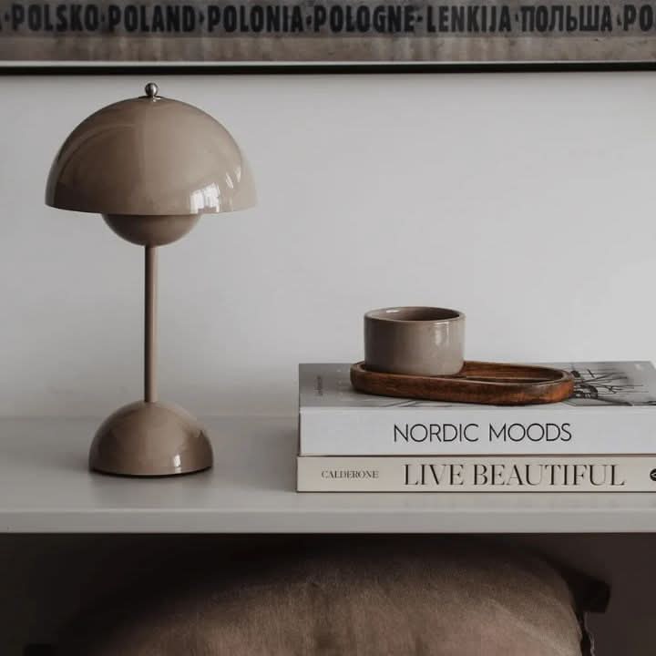 Moderní bezdrátová stolní LED lampa se stmíváním