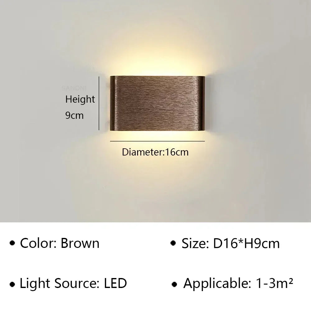 Moderní LED nástěnné svítidlo s elegantním designem a teplým světlem do ložnice, chodby a koupelny