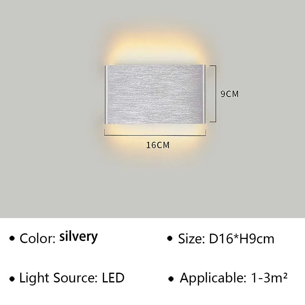 Moderní LED nástěnné svítidlo s elegantním designem a teplým světlem do ložnice, chodby a koupelny