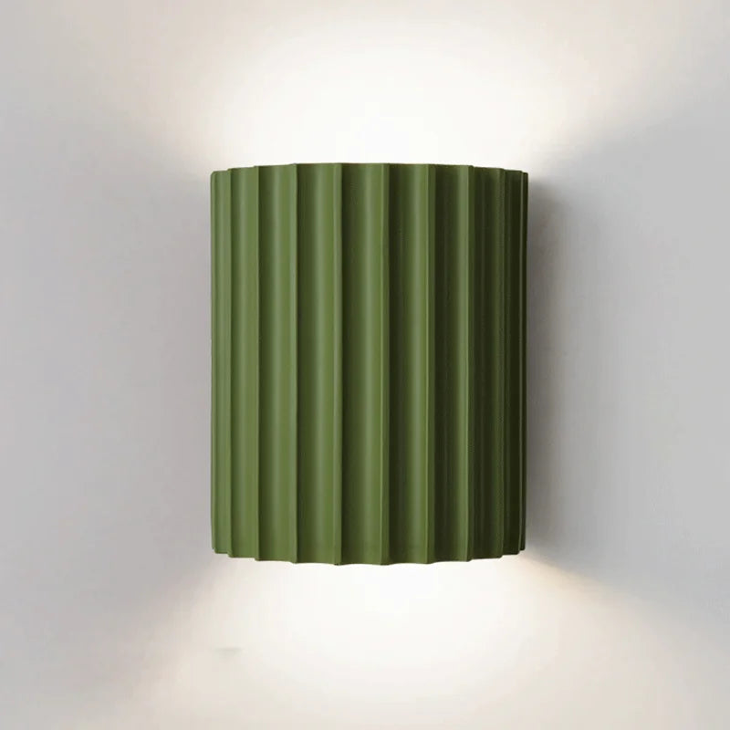 Moderní nástěnné svítidlo v živicovém designu