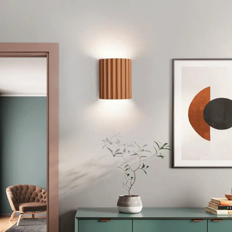 Moderní nástěnné svítidlo v živicovém designu
