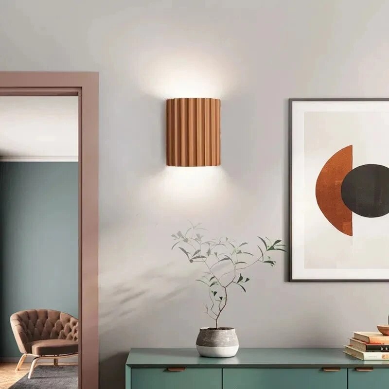Moderní nástěnné svítidlo v živicovém designu