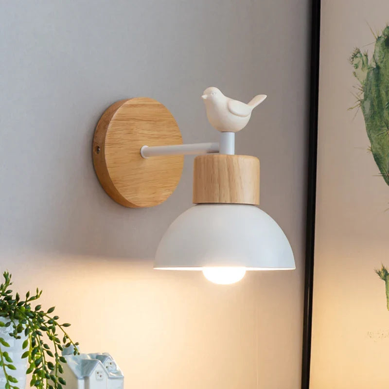 Nástěnná dřevěná lampa s ptáčkem v severském stylu | LED nástěnné světlo k posteli